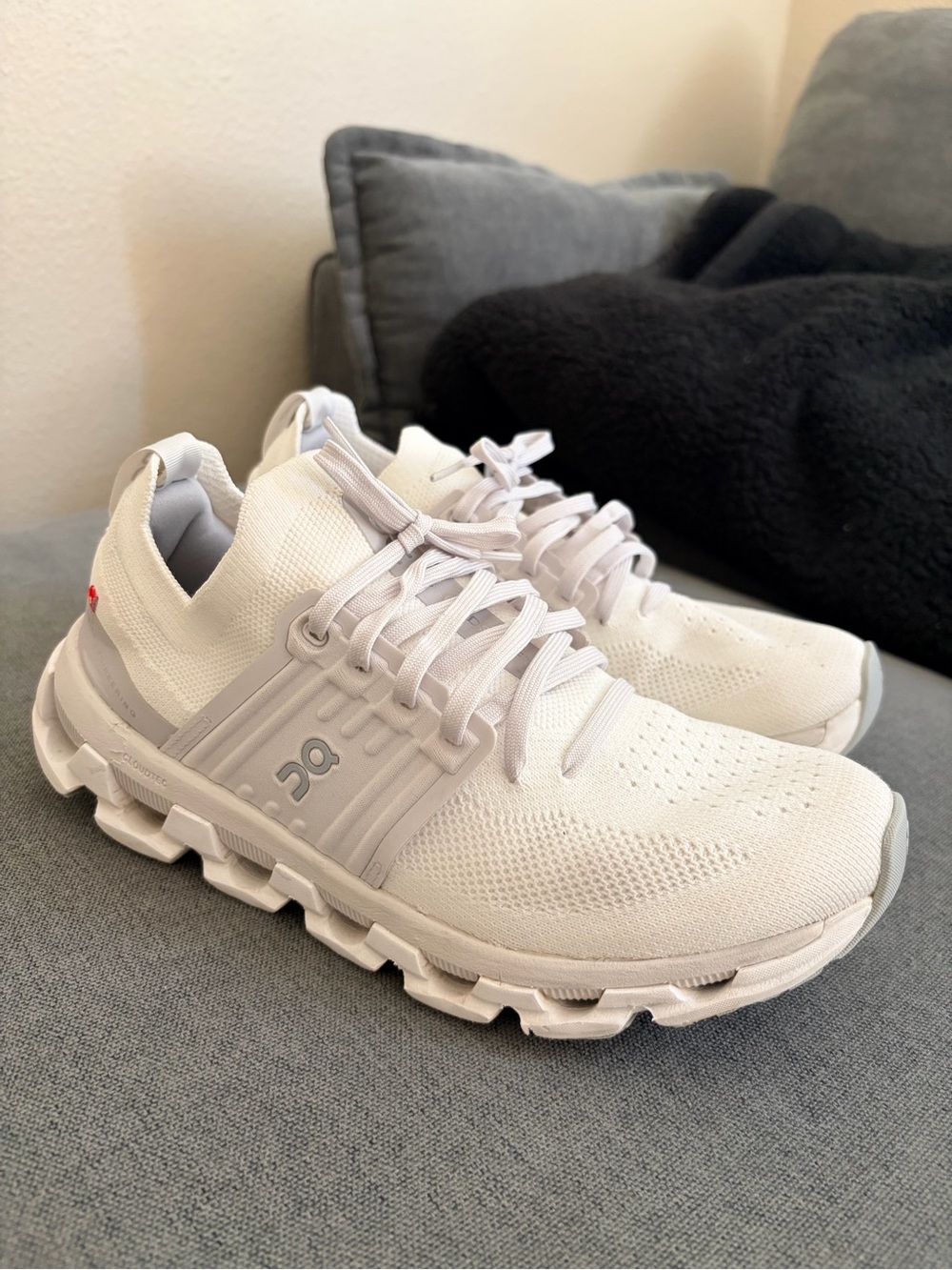 On Cloud Running Shoes - White - Picture 1 of 7
